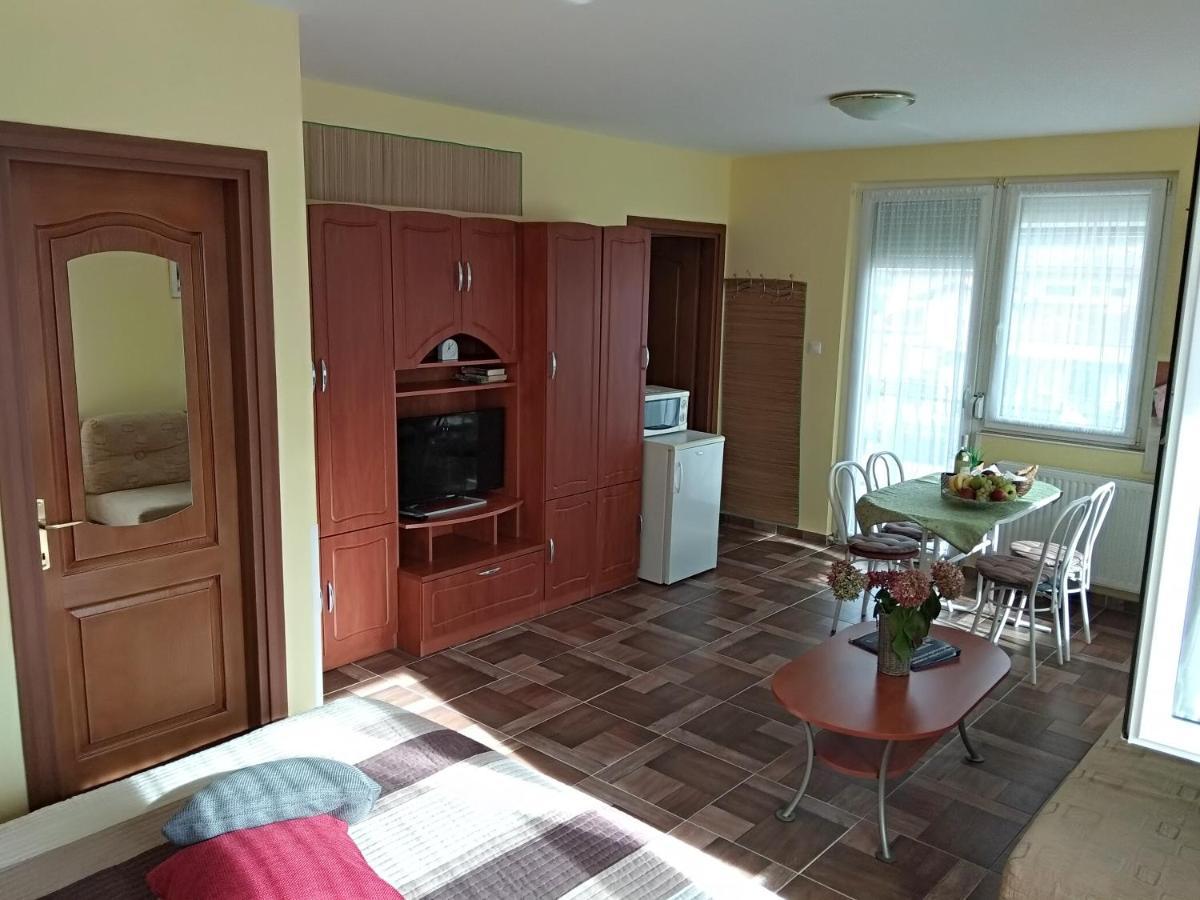 Yellow Apartmanhaz Buk Ngoại thất bức ảnh