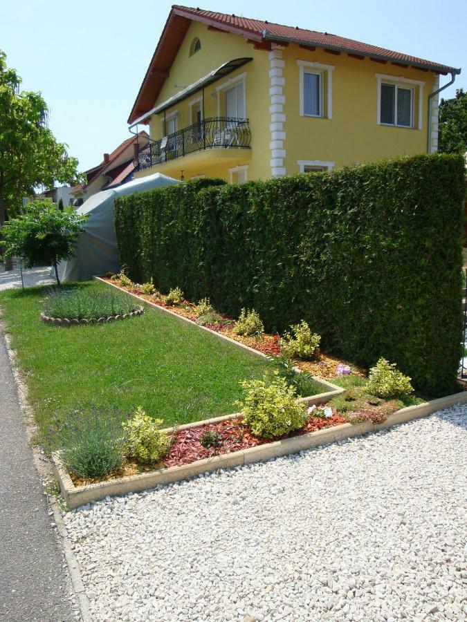 Yellow Apartmanhaz Buk Ngoại thất bức ảnh